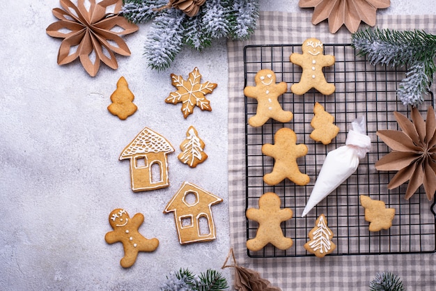 Biscuits de pain d'épice de Noël traditionnels décorés de glaçage