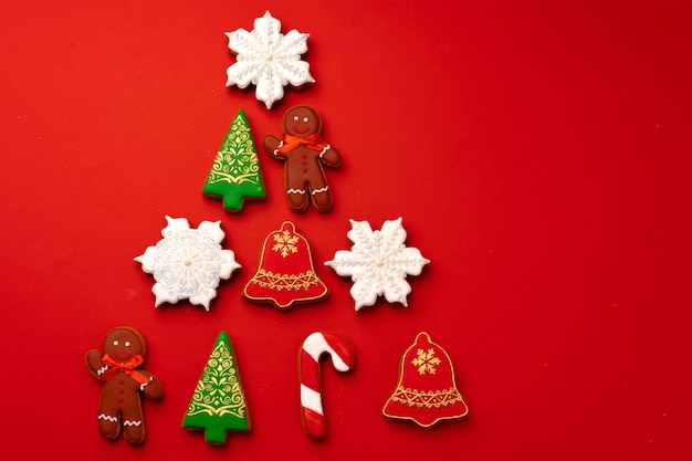 Biscuits de pain d'épice de Noël sur la vue de dessus rouge, espace copie