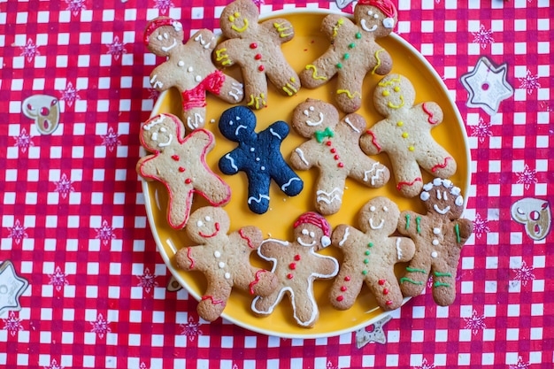 Biscuits de pain d'épice noir et brun