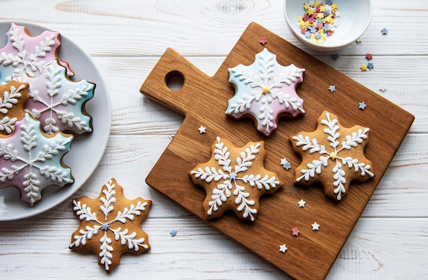 Biscuits de pain d'épice sur une planche en bois, décoration de biscuits de Noël