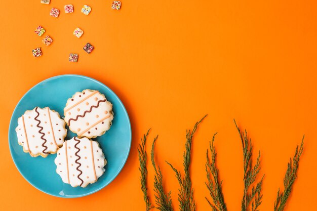 Biscuits de pain d'épice sur une plaque sur une vue de dessus de fond en bois