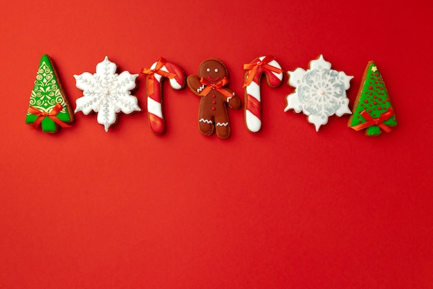 Biscuits de pain d'épice pour la célébration de Noël sur fond rouge