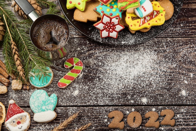 Biscuits de pain d'épice pour la nouvelle année 2022 sur fond de bois, thème de Noël