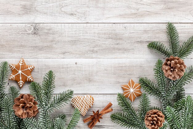 Biscuits de pain d'épice savoureux et décor de Noël sur fond en bois.