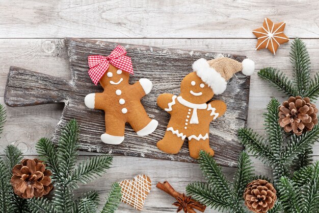 Biscuits de pain d'épice savoureux et décor de Noël sur fond en bois.