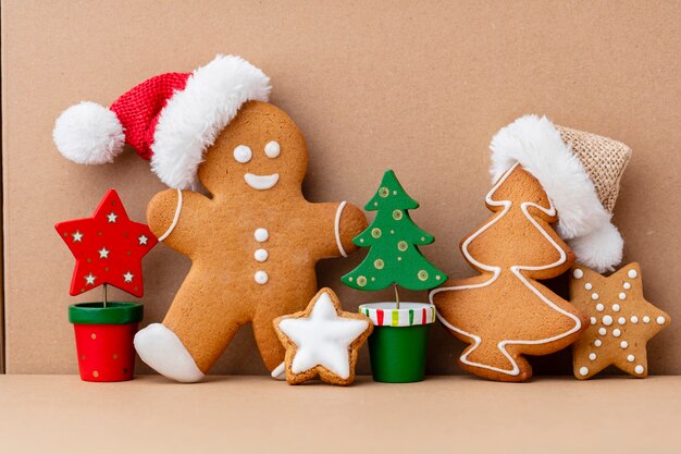 Biscuits de pain d'épice savoureux et décor de Noël sur fond pastel.