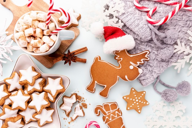 Biscuits de pain d'épice savoureux et décor de Noël sur fond pastel.