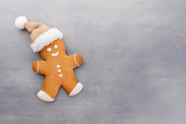 Biscuits de pain d'épice savoureux et décor de Noël sur fond pastel.