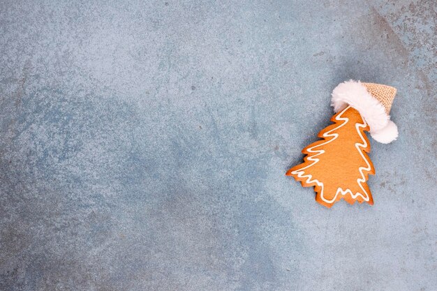 Biscuits de pain d'épice savoureux et décor de Noël sur fond pastel.