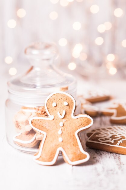 Biscuits De Pain D'épice Sur Une Table Et Lumières De Noël Sur Fond