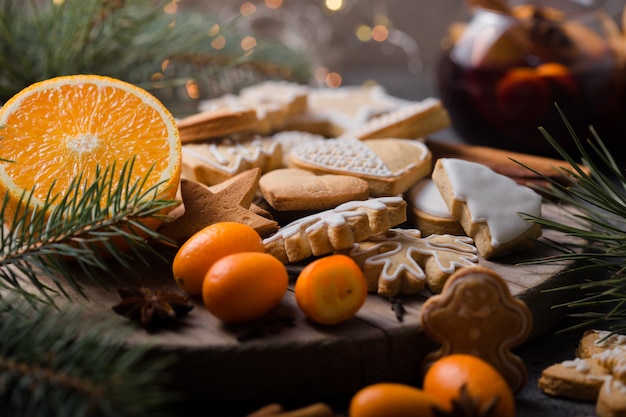 Biscuits de pain d'épice, vin chaud et fruits