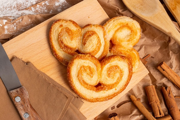 Biscuits Palmier sur une planche de bois dans la cuisine, biscuits en forme de coeur pour la Saint-Valentin