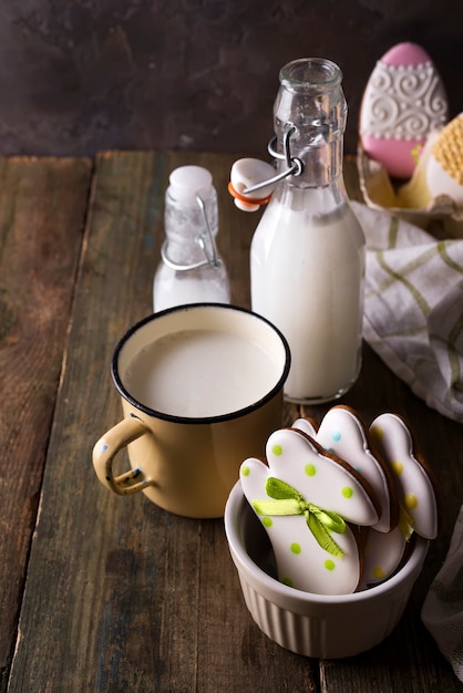 Photo biscuits de pâques au lait en forme de lapin. décoré avec du glaçage au fondant.