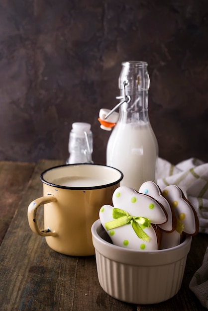 Biscuits de Pâques au lait en forme de lapin. Décoré avec du glaçage au fondant.