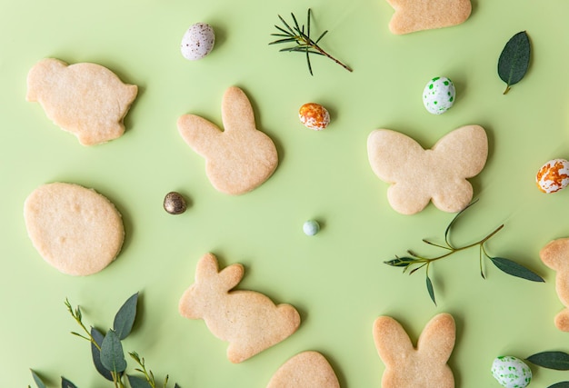 Biscuits de Pâques, bonbons, oeufs en forme de fleurs d'eucalyptus et d'oeufs de caille