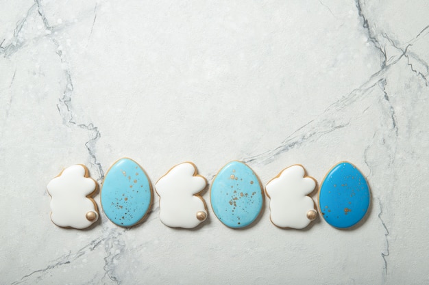 Biscuits de Pâques dans une assiette sur un fond en béton. Lapins de Pâques. Place pour le texte. Vue de dessus. Place pour le texte.