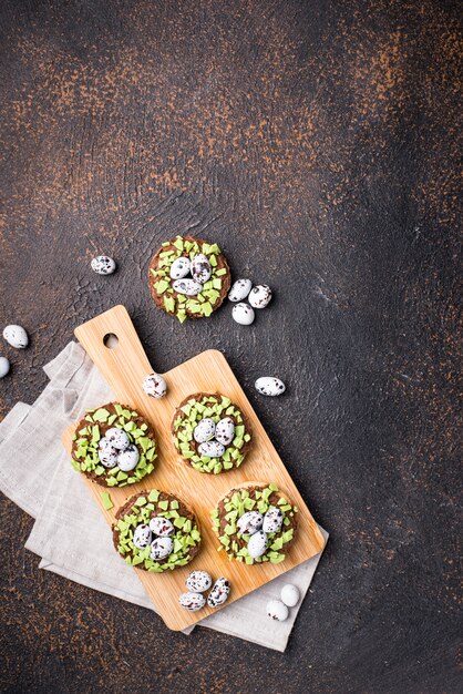 Biscuits de Pâques en forme de nid avec oeufs