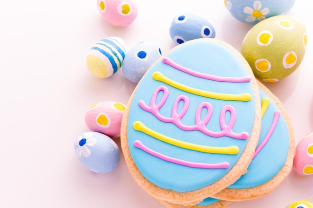 Biscuits de Pâques en forme d'oeuf décorés de glaçage bleu.