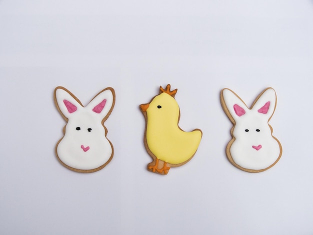 Biscuits de Pâques en forme d'œuf isolés sur un fond blanc Biscuits représentant un poussin un lapin