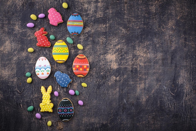 Biscuits de Pâques en forme d'œufs et de lapin