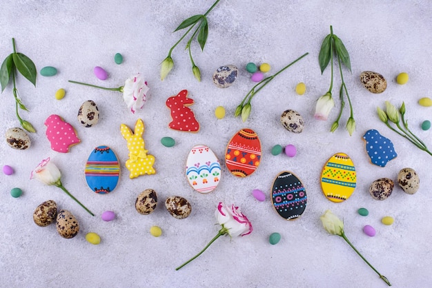 Biscuits de Pâques en forme d'œufs et de lapin