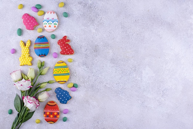 Biscuits de Pâques en forme d'œufs et de lapin