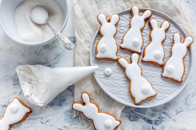 Biscuits de Pâques glacés sous forme de lapins