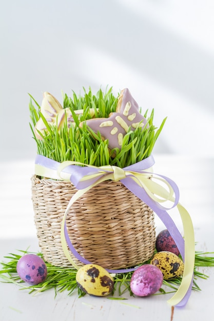 Biscuits de Pâques et oeufs avec de l&#39;herbe