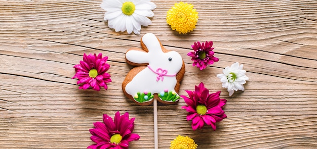 Biscuits de Pâques sur une table en bois