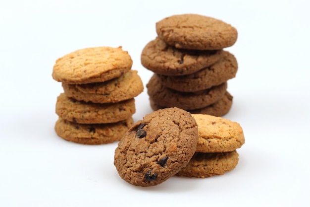 Biscuits de pâte brisée empilés isolés sur fond blanc.