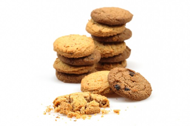 Biscuits de pâte brisée empilés isolés sur fond blanc.