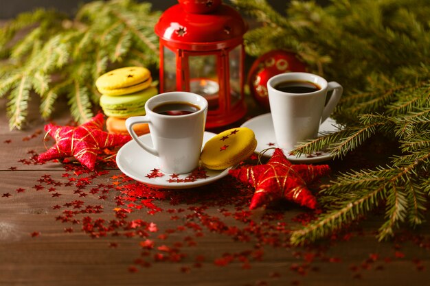 Biscuits de pâte feuilletée avec de la confiture sur la table des décorations de Noël. Mise au point sélective.