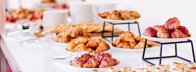 Biscuits pâtissiers et croissants desserts sucrés servis lors d'événements caritatifs, boissons alimentaires et concept de menu comme bannière de fond de vacances pour la conception de marque de luxe