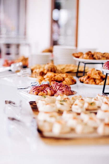 Biscuits pâtissiers et croissants desserts sucrés servis lors d'événements caritatifs boissons alimentaires et concept de menu comme bannière de fond de vacances pour la conception de marque de luxe