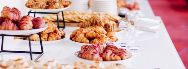Biscuits pâtissiers et croissants desserts sucrés servis lors d'événements caritatifs boissons alimentaires et concept de menu a ...
