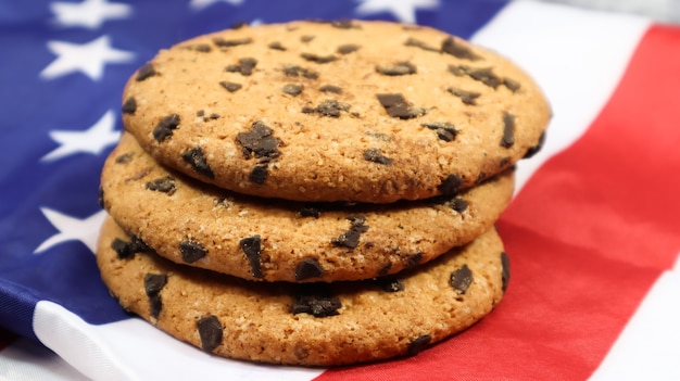 Biscuits patriotiques. Trois biscuits aux pépites de chocolat traditionnels arrondis sur le fond du drapeau des États-Unis d'Amérique. Délicieuses pâtisseries sucrées, dessert. La friandise préférée de l'Amérique.