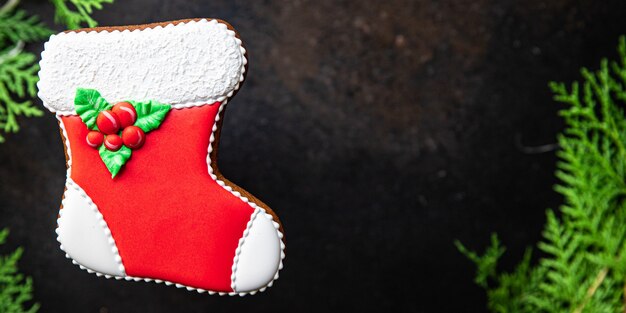 Photo biscuits peints à la main de pain d'épice carte de voeux de noël nouvel an pâtisseries sucrées maison dessert