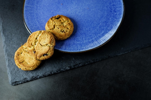 Biscuits sur une plaque bleue