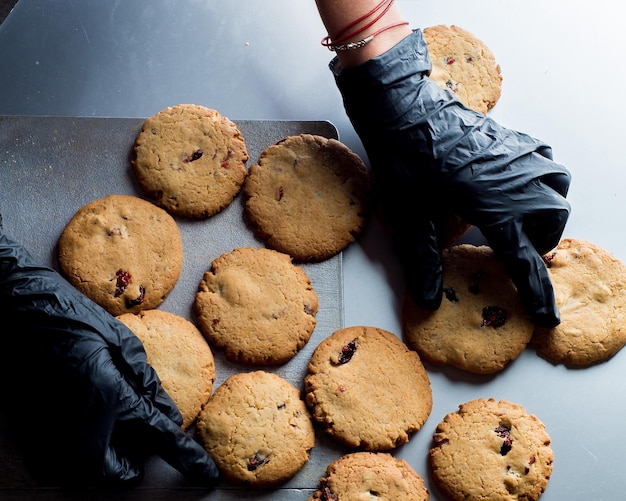 Biscuits sur une plaque à pâtisserie dans une boulangerie