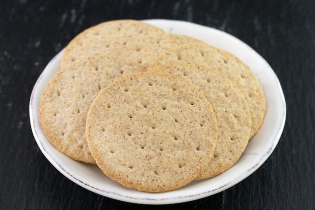 Biscuits sur plaque sombre