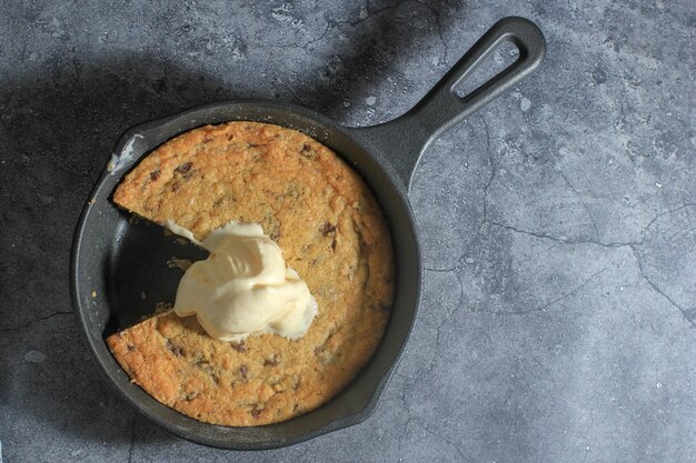 Biscuits à la poêle en fonte avec crème glacée à la vanille sur le dessus