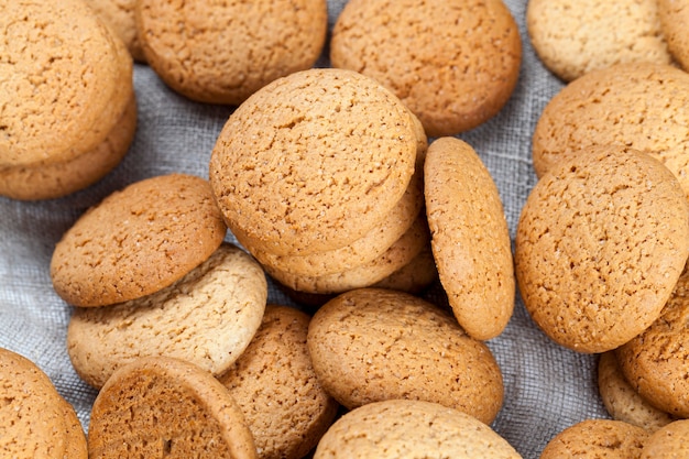 Biscuits poreux sur table