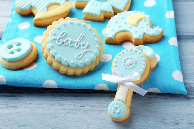 Biscuits pour bébés décorés de glaçure sur fond de bois