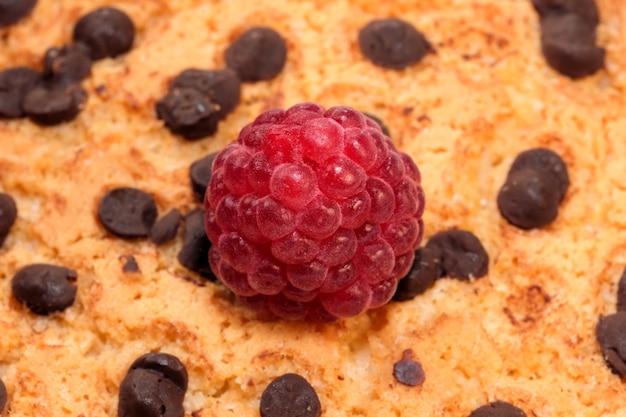 Biscuits ronds à l'avoine avec des morceaux de chocolat avec des framboises rouges macrophotographie en gros plan