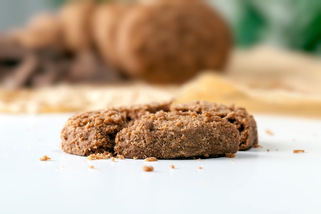 Biscuits ronds de blé au cacao et au chocolat