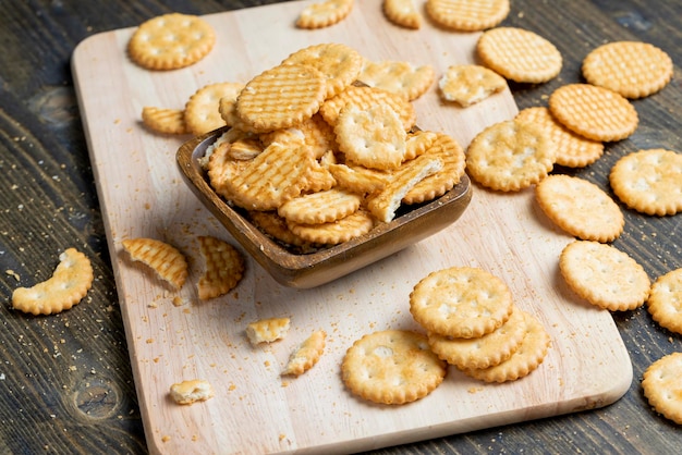 Biscuits ronds de blé avec du sel sur la table