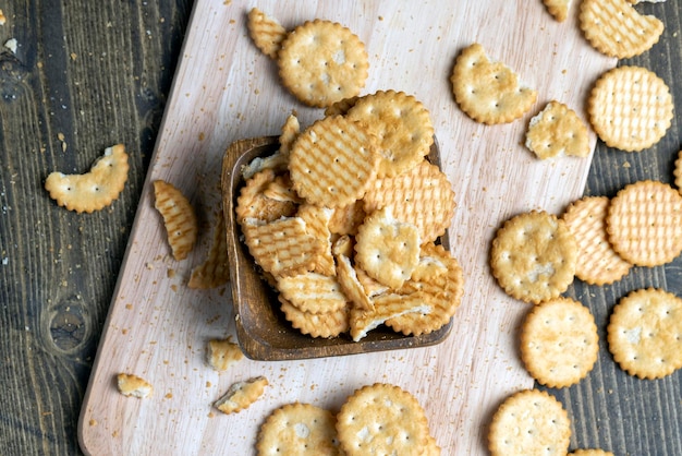 Biscuits ronds de blé avec du sel sur la table