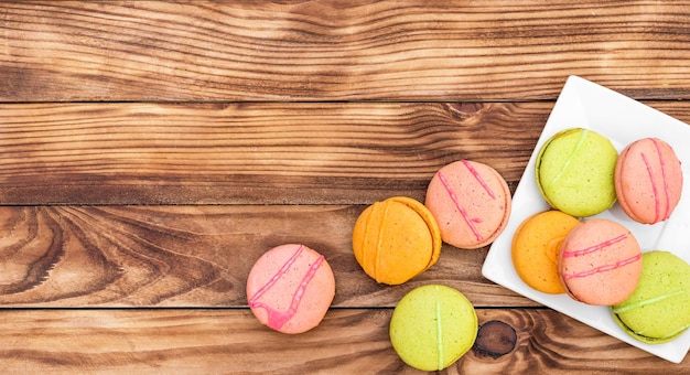 Photo biscuits ronds colorés sur la table en bois espace pour le texte