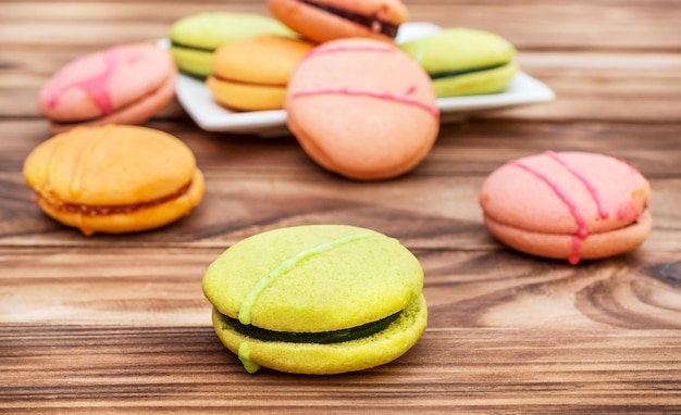 Biscuits ronds colorés sur la table en bois