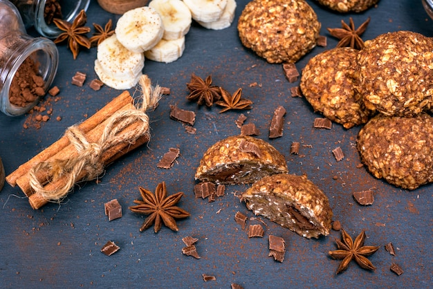 Biscuits ronds de flocons d&#39;avoine, chocolat et banane